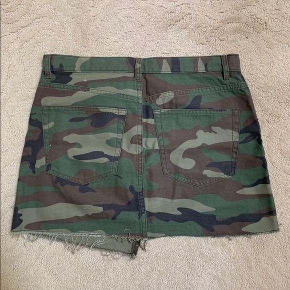 ARITZIA TNA Camo Mini Skirt - Picture 2 of 3